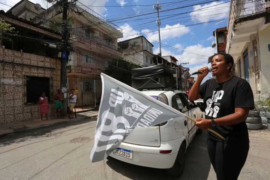 Jovem não tinha dinheiro para a passagem do transporte escolar

As eleições distribuíram R$ 4,9 bilhões de fundo eleitoral para partidos políticos financiarem suas campanhas em todo território nacional. O partido mais jovem do Brasil é o Unidade Popular - UP que tem como foco principal a habitação e a educação. Partidos pequenos e sem representação no Congresso recebem valores menores. Na Bahia, a UP recebeu R$ 70 mil para dividir entre as suas duas candidatas e a campanha presidencial. Sem tempo de rádio e tv, candidatos pequenos investem nas campanhas à moda antiga, fazendo o corpo a corpo com seus eleitores.

Na foto: Candidata Eslane Paixão, 29 anos, que está concorrendo ao cargo de deputada federal fazendo campanha corpo a corpo no bairro do Uruguai

Foto: Olga Leiria / Ag. A Tarde

Data: 29/09/2022