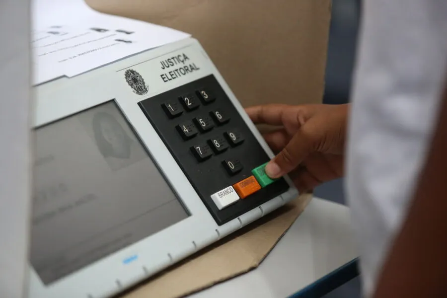 Antes das polêmicas, Carlos Rocha chegou a pedir a patente da urna eletrônica