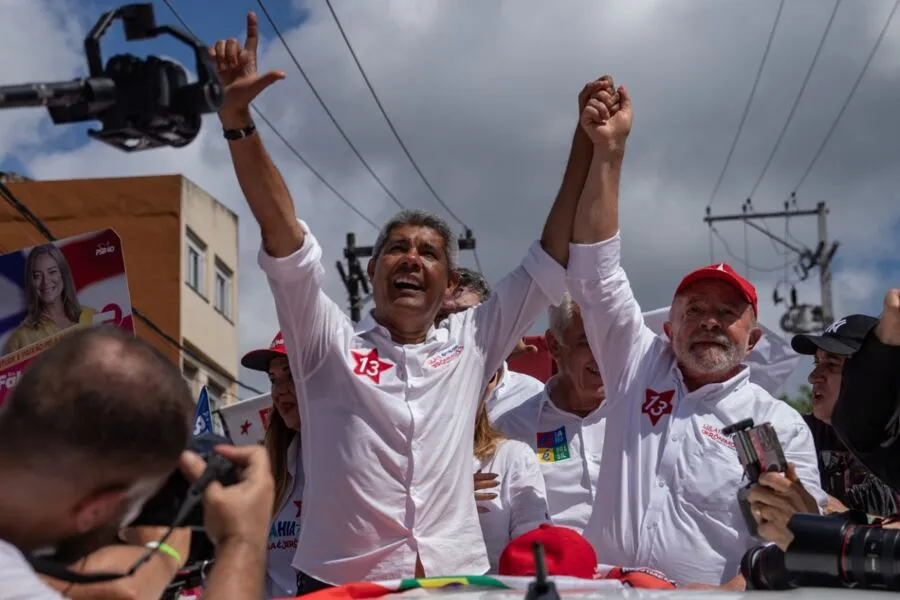 Lula e Jerônimo durante evento político em Salvador