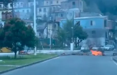 A Polícia Militar e a Transalvador acompanham o ato e uma equipe do Corpo de Bombeiros foi acionada para apagar as chamas
