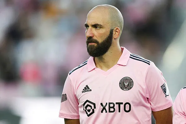 Higuaín pontua vontade de "curtir a família"
