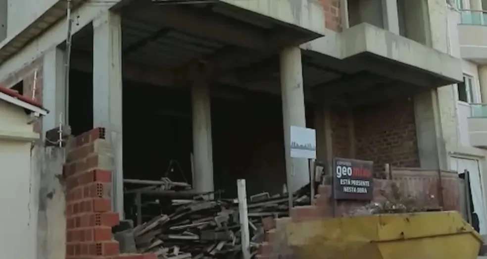 Testemunha disse que homem colocava materiais no elevador de carga quando houve um estrondo.