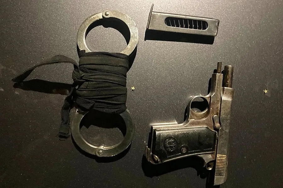 Com o homem, foi encontrada uma pistola de calibre 765 sem munições