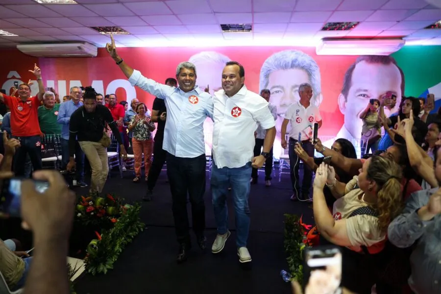 Jerônimo Rodrigues (PT) e Geraldo Junior (MDB) na plenária de campanha com a militância, em Salvador