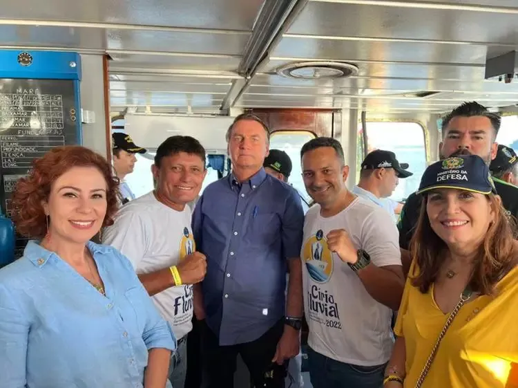 Presidente Jair Bolsonaro (PL) na manhã deste sábado ao lado de apoiadores no "Círio Fluvial"