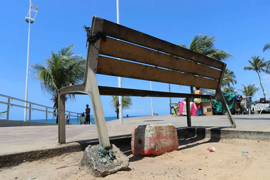 Calçamento deteriorado no Parque dos Ventos