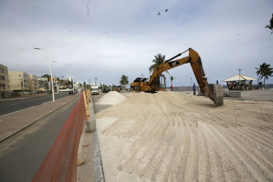 Retirada da vegetação para a realização de obras causa dois efeitos: alagamentos e invasão de areia