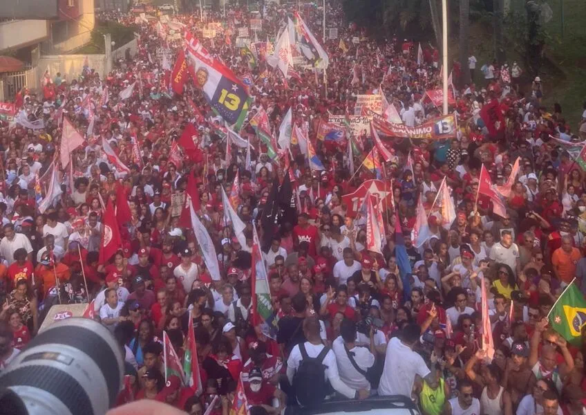 No discurso no Teatro Velha, minutos antes do começo da caminhada, Lula voltou a prometer isenção do Imposto de Renda para quem ganha até R$ 5 mil