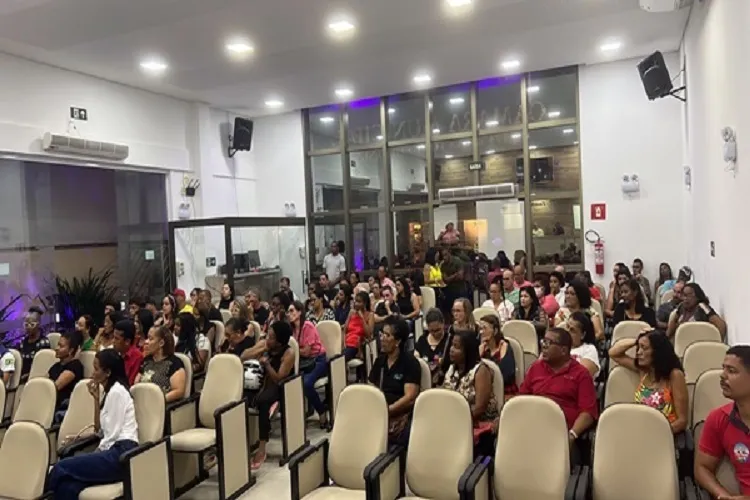 Na última segunda-feira, 10, educadores da rede municipal se reuniram na Câmara de Vereadores do município, para debater sobre o fato