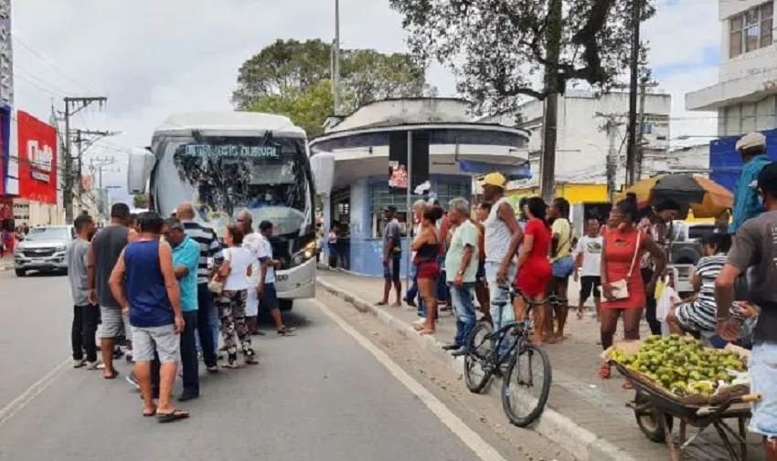 Pai da criança e populares pararam o ônibus e acionaram a polícia