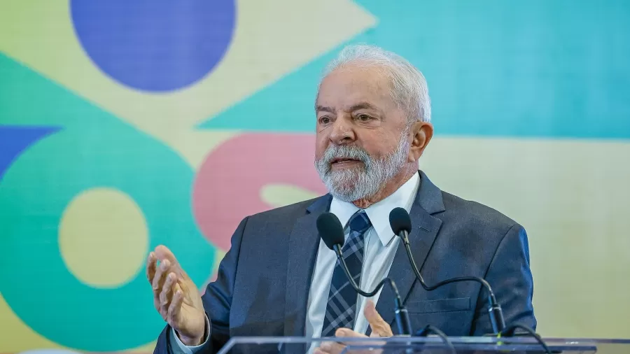 "Se somados todos os presidentes da República, todos juntos não gastaram a metade do que o Bolsonaro está gastando hoje", disse Lula