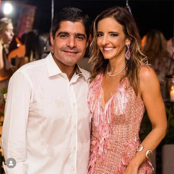 Ex-prefeito ACM Neto ao lado de Sandy Najar
