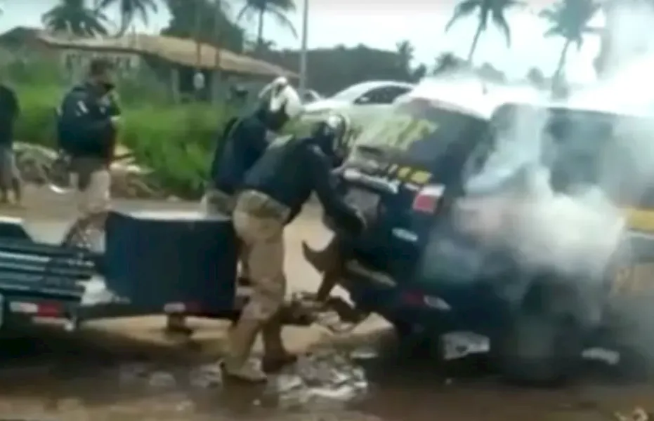 Policiais da PRF trancaram homem em porta-malas e jogaram gás lacrimogêneo