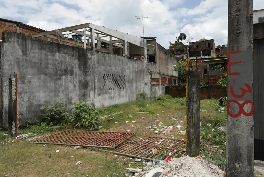 Casa já derrubada na área da Mané Dendê