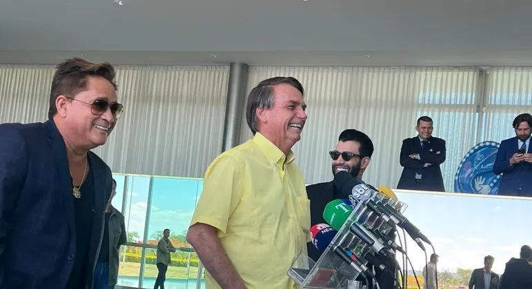 Bolsonaro ao lado dos cantores sertanejos Leonardo e Gusttavo Lima durante coletiva nesta segunda-feira, 17