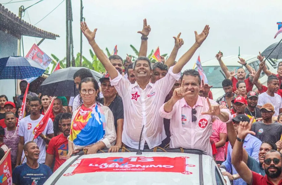Jerônimo Rodrigues durante caminhada no interior