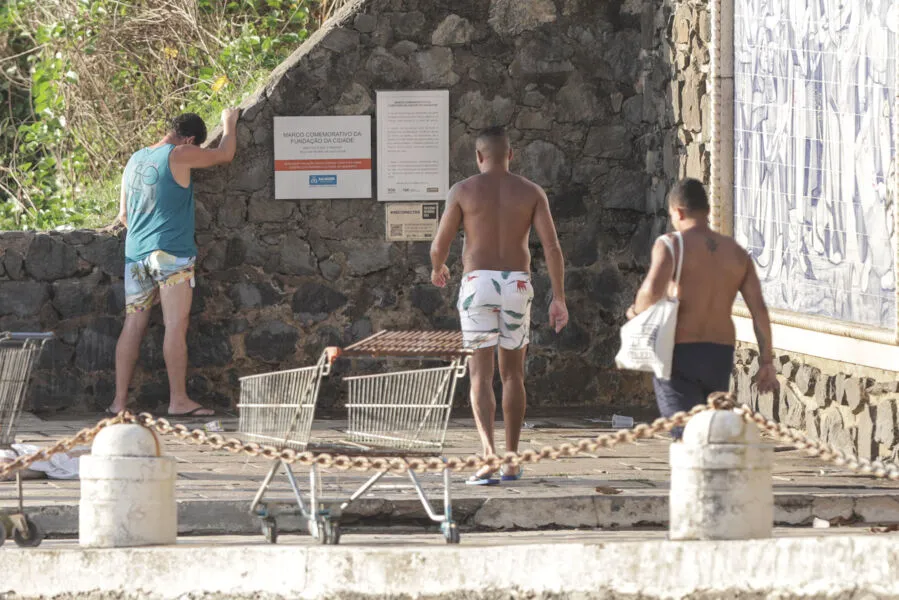 Moradores do Porto da Barra reclamam de sujeira e ausência de banheiros públicos