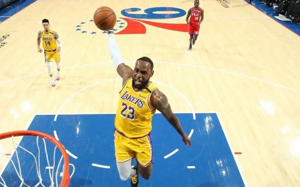 LeBron James estará em quadra hoje à noite