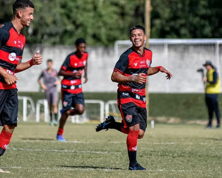 João Victor comemorando o golaço que fez do meio de campo