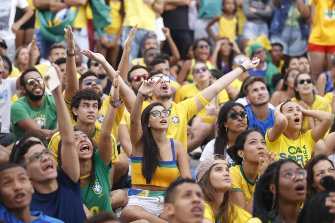 Torcedores Brasileiros lamentando eliminação da Seleção Brasileira da Copa do Mundo 2018, no jogo Brasil x Belgica no Farol da Barra