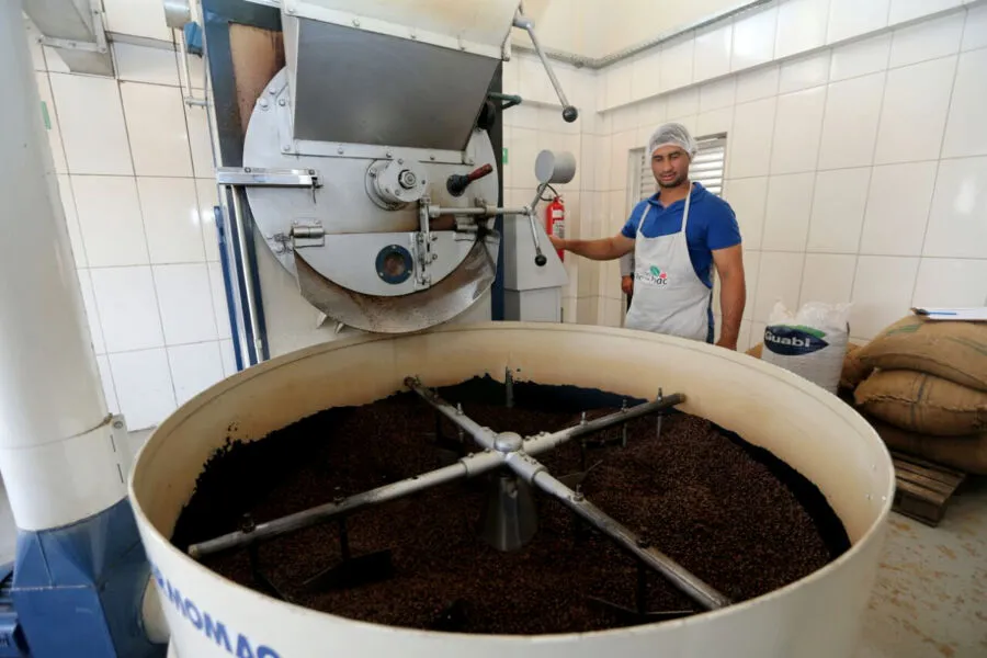 Cooperativa mista dos cafeicultores de Barra do Choça (Cooperbac) garante o sustento de 9 mil trabalhadores