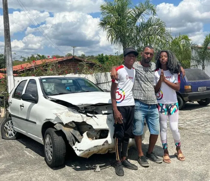 No carro estavam o influenciador, a parceira de trabalho, Lili, e o motorista