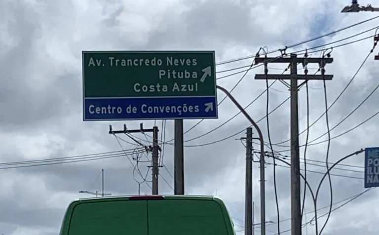 A placa chamou atenção por trazer a palavra “Tancredo” com mais um “r”