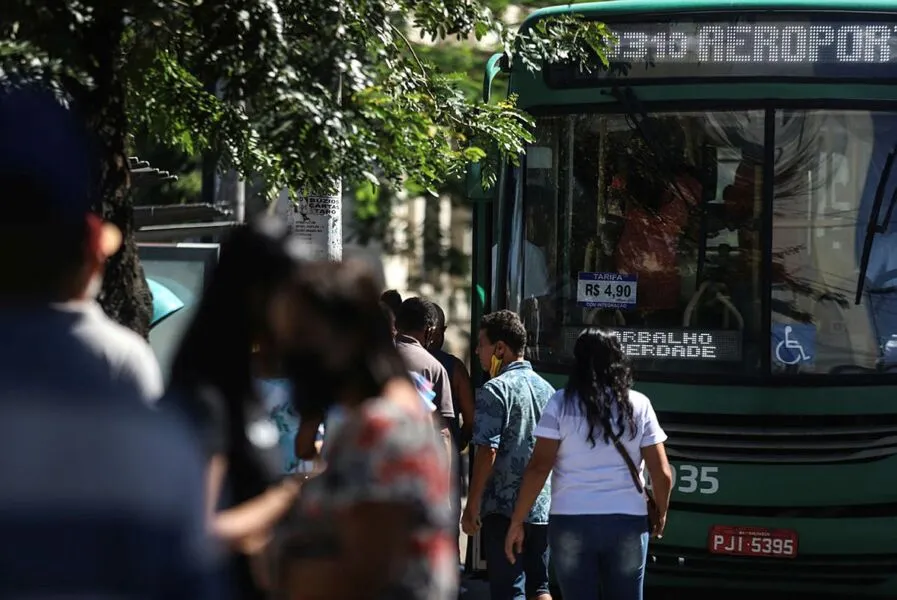 Ministro Barroso autorizou todos os Estados da Federação a também prestarem o serviço gratuito de transporte, independente do modal (ônibus, trem, metrô etc), além dos veículos da Administração Publica que devem ficar à disposição da Justiça Eleitoral