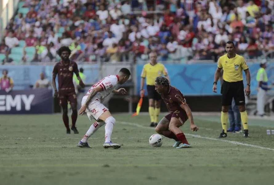 Equipe tricolor ficou no empate e adiou volta à Série A diante da torcida