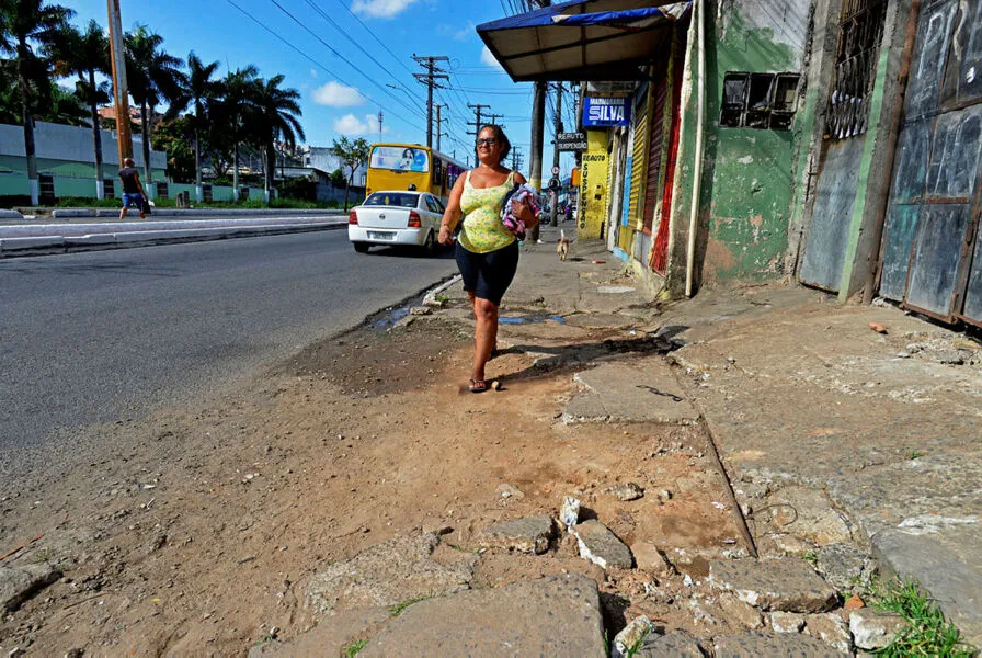 Roselene Marques tem de ficar atenta aos buracos e desníveis