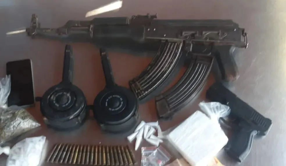 Suspeito carregava material dentro de saco