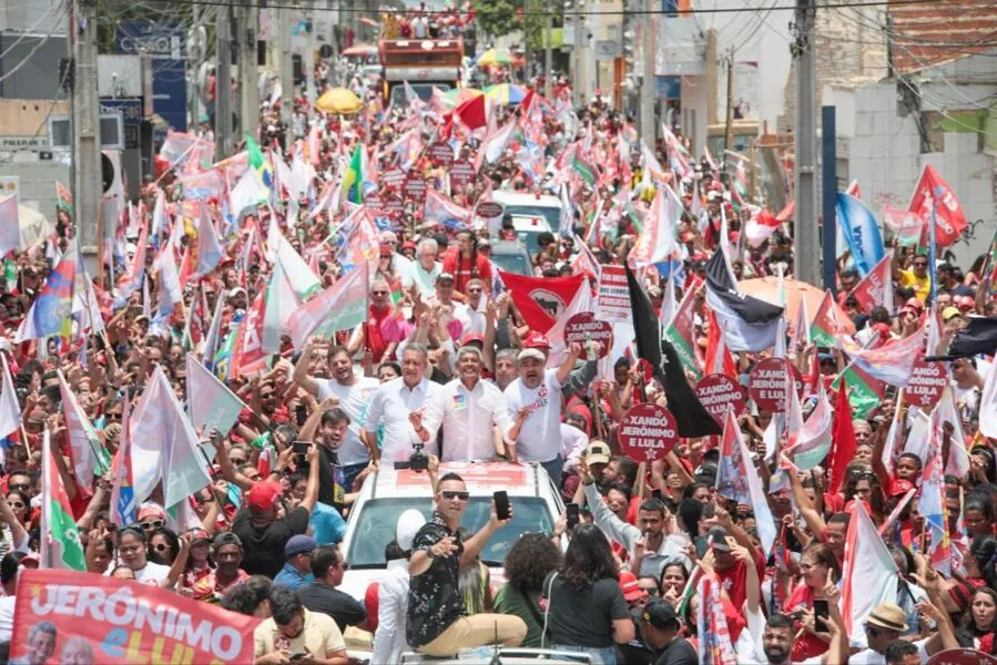 Ao lado do governador Rui Costa (PT), o petista arrastou uma multidão pelas ruas da Capital do Sudoeste da Bahia