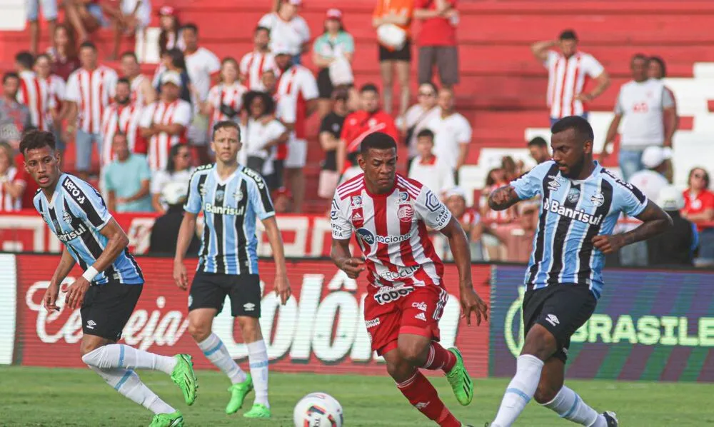 Com o triunfo fora de casa, o Tricolor assumiu a vice-liderança da competição com 61 pontos