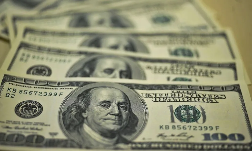 Dólar tem maior alta diária em seis meses e fecha a R$ 5,30