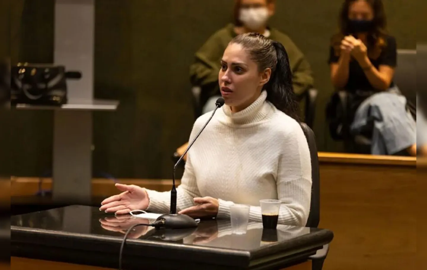 Defesa de Monique Medeiros pede que ela volte à prisão domiciliar. Justiça concedeu cela individual