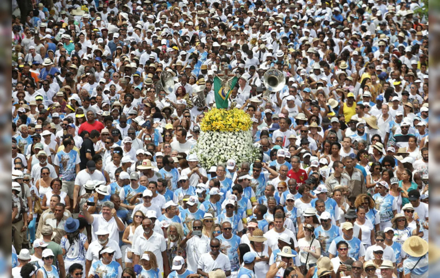 Cortejo com milhares de pessoas, da Conceição da Praia ao Bonfim