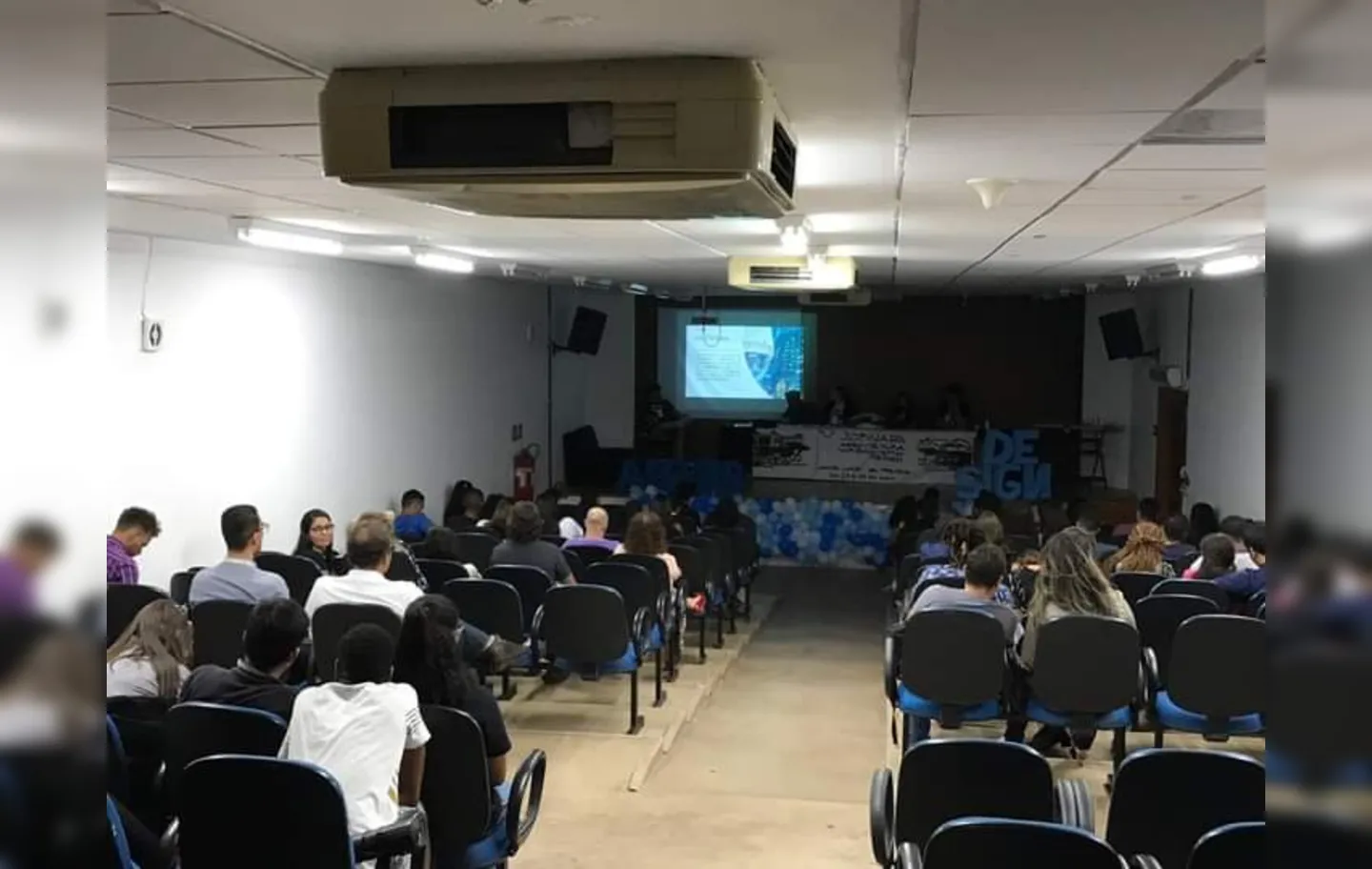Servidores reunidos em Assembleia Geral, no Centro Administrativo de Lauro de Freitas (CALF)