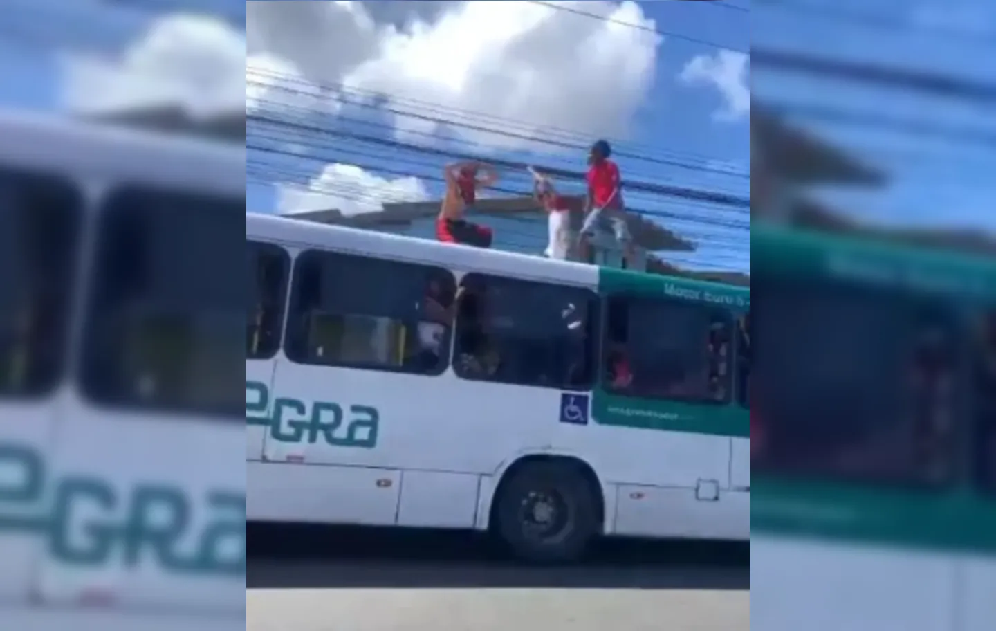 Imagem mostra momento em que torcedores do Vitória ficam em pé em ônibus em movimento na Bahia