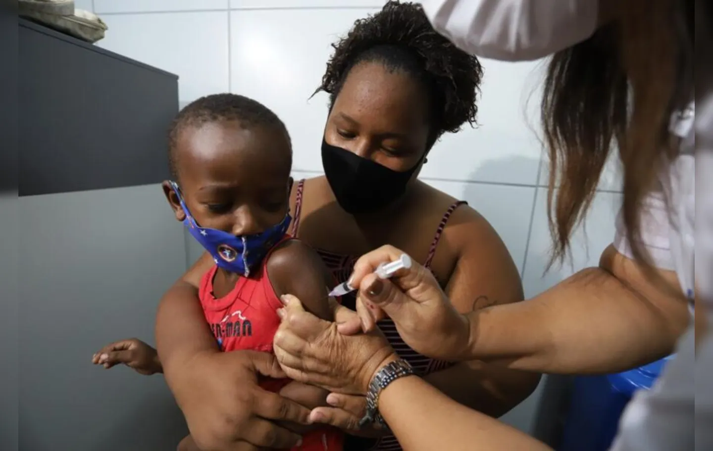 Viviane Conceição ficou aliviada com o filho Otávio, de 4 anos, sendo imunizado contra a Covid-19