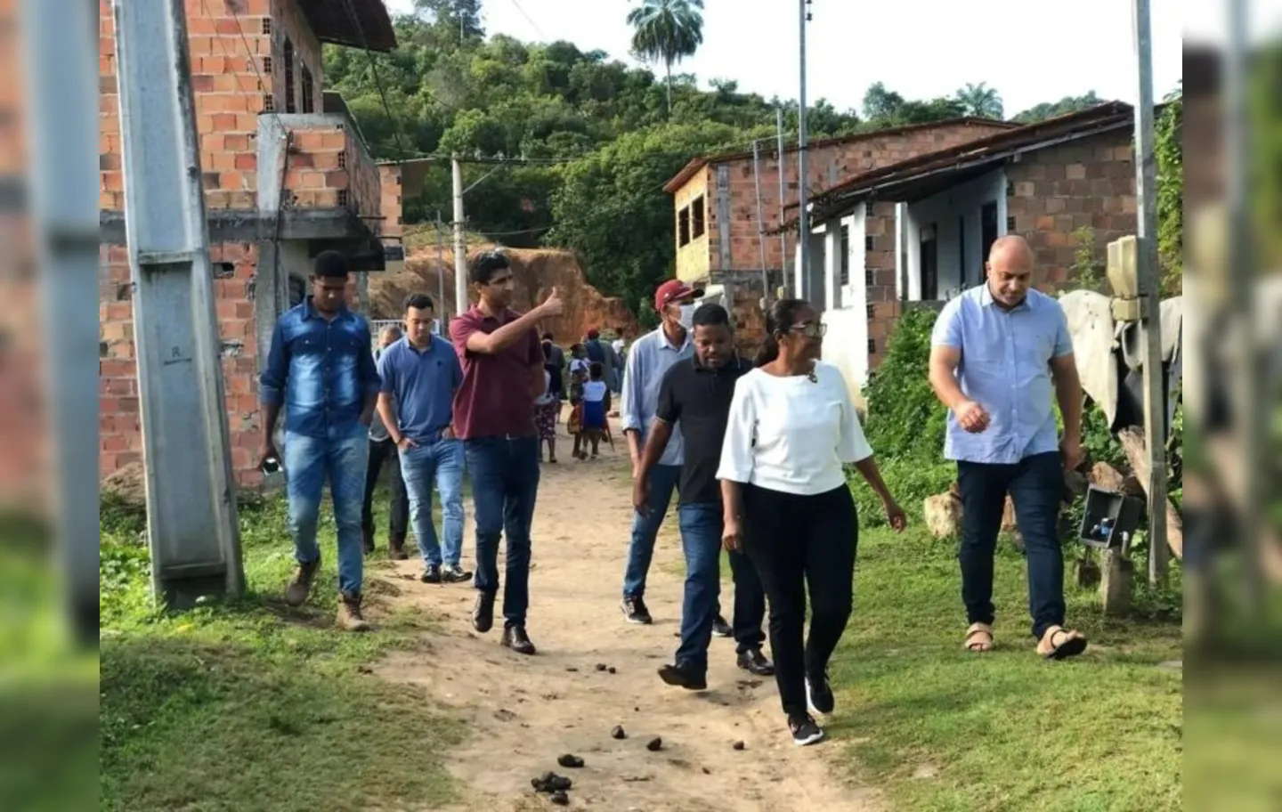Prefeita de Cachoeira, Eliana Gonzaga (Republicanos), em visita aos trechos das obras de pavimentação no município