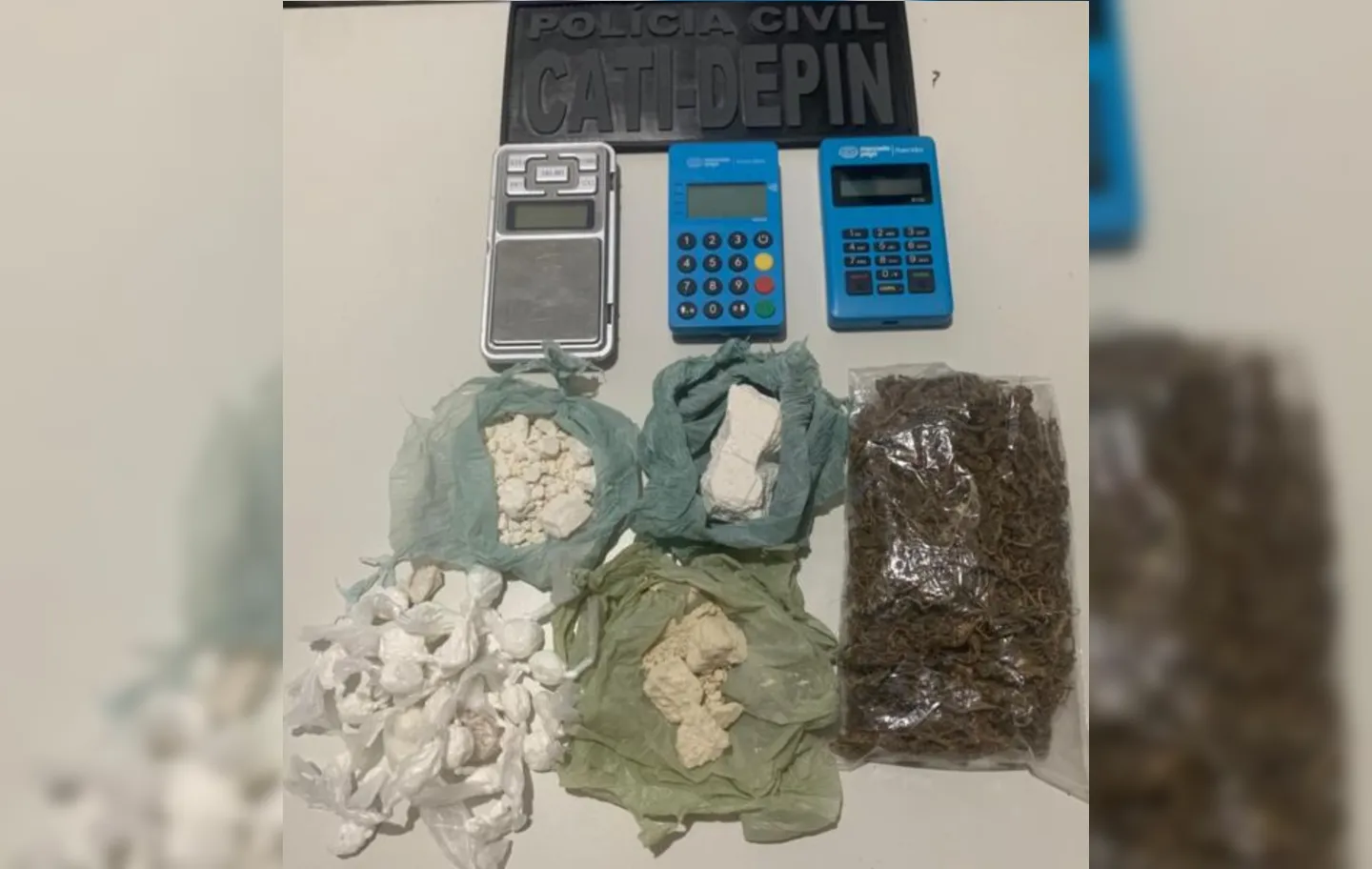 Os policiais localizaram na residência mais porções de cocaína, maconha e crack, embaladas para venda