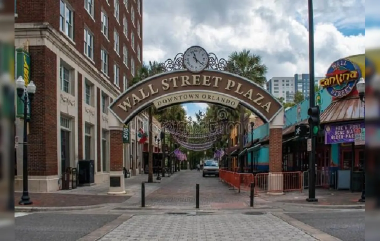 Wall Street Plaza, que abriga bares e restaurantes no centro de Orlando