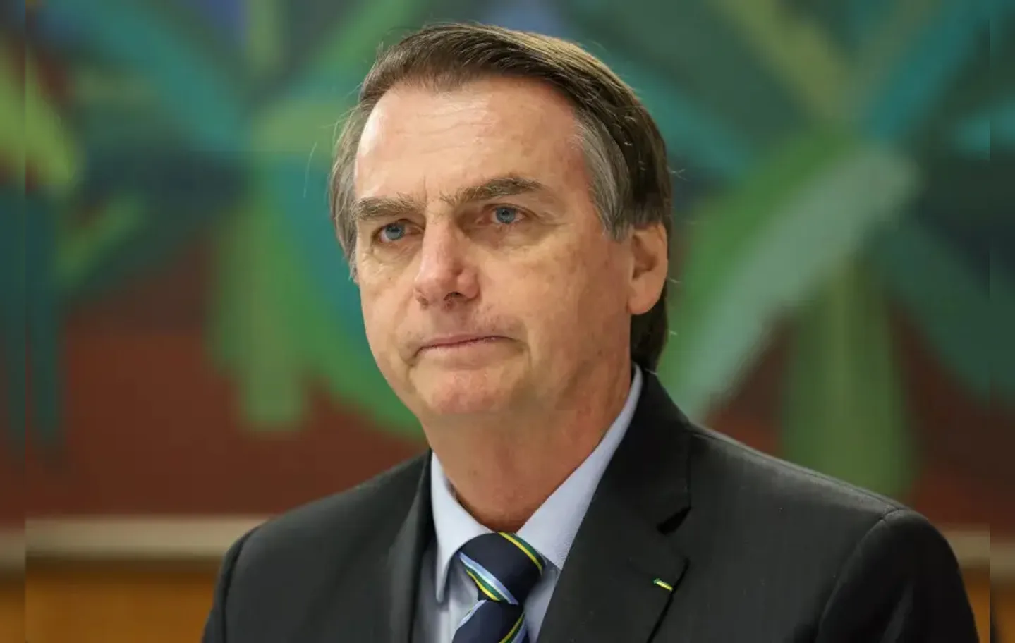No entendimento de Jair Bolsonaro (PL), fazer parte da cerimônia e não se posicionar sobre falar de Alexandre de Moraes poderá fragilizá-lo