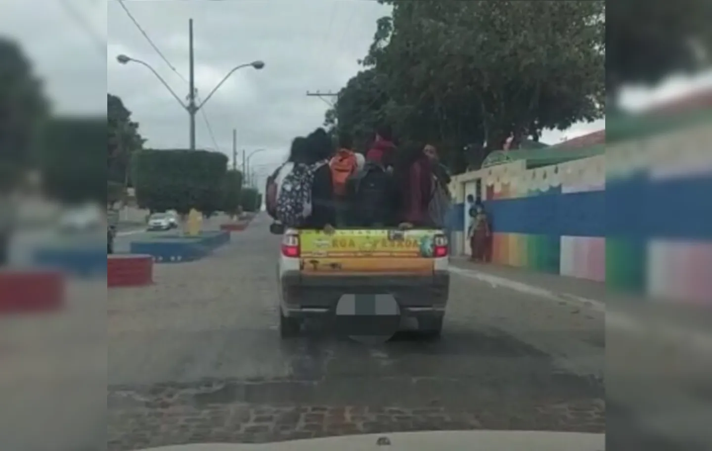 Flagrante de carona "arriscada" dos alunos da rede municipal de ensino de Macarani