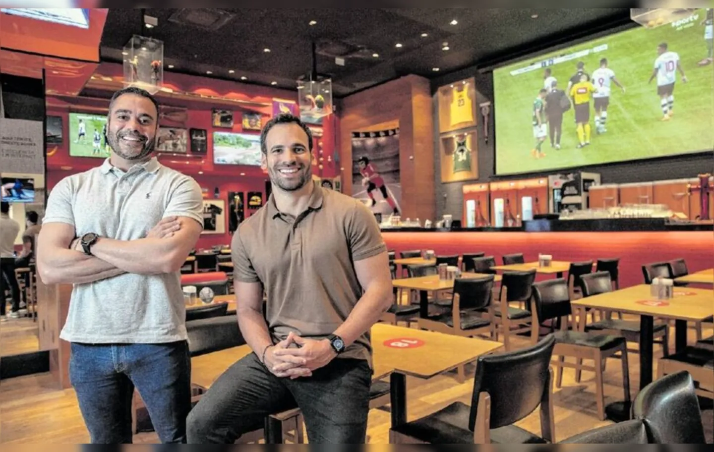 Da decoração aos bolões, os sócios Leopoldo e Aldo desenvolvem planos para atrair os clientes para assistirem aos jogos no Five Sport Bar