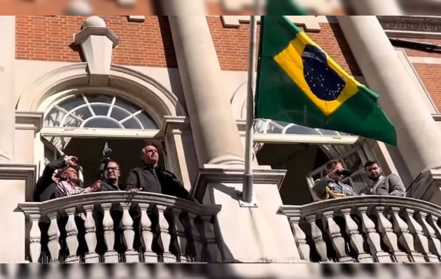 Jair Bolsonaro (PL) durante discurso a apoiadores na sacada da Embaixada Brasileira em Londres