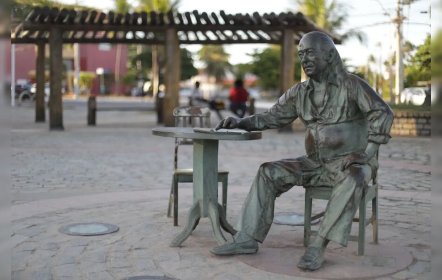 Escultura em homenagem a Vinicius de Moraes é de autoria do artista plástico baiano Juarez Paraíso e contou com a colaboração de Márcia Magno, Renato Viana e Paula Magno