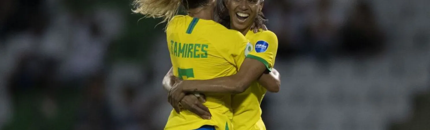 Adriana alternou em atuações pelo lado direito e esquerdo do setor ofensivo