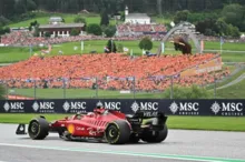 Imagem ilustrativa da imagem Leclerc "engole" Verstappen e vence na casa da Red Bull