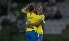 Imagem ilustrativa da imagem Adriana brilha e Brasil goleia a Argentina na estreia da Copa América